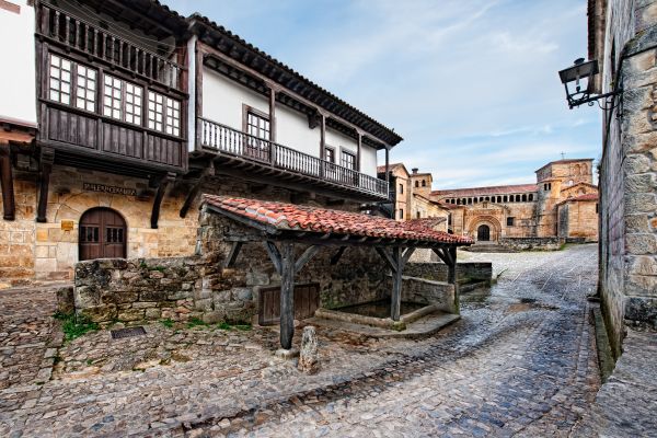 LAVADERO CON LA COLEGIATA DE SANTA JULIANA AL FONDO EN SANTILLANA DEL MAR